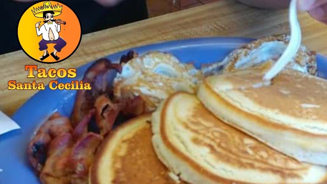 Sarapan pancake, telur, dan bacon
