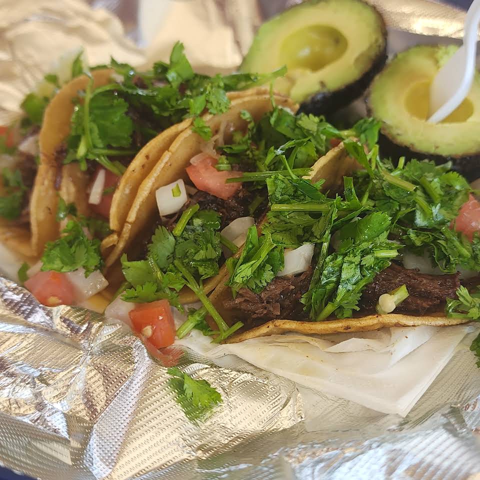 Taco barbacoa dengan ketumbar, bawang, tomat, dan alpukat